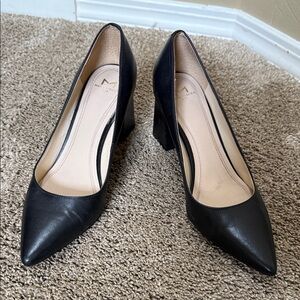 Marc Fisher black leather pumps